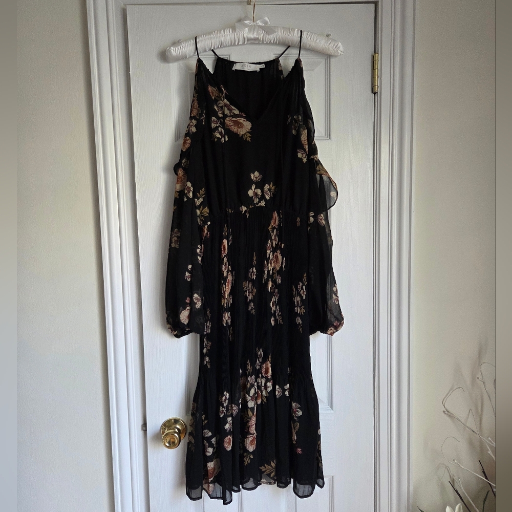 ASTR The Label Black Floral Long Sleeve Shoulder Showing Dress